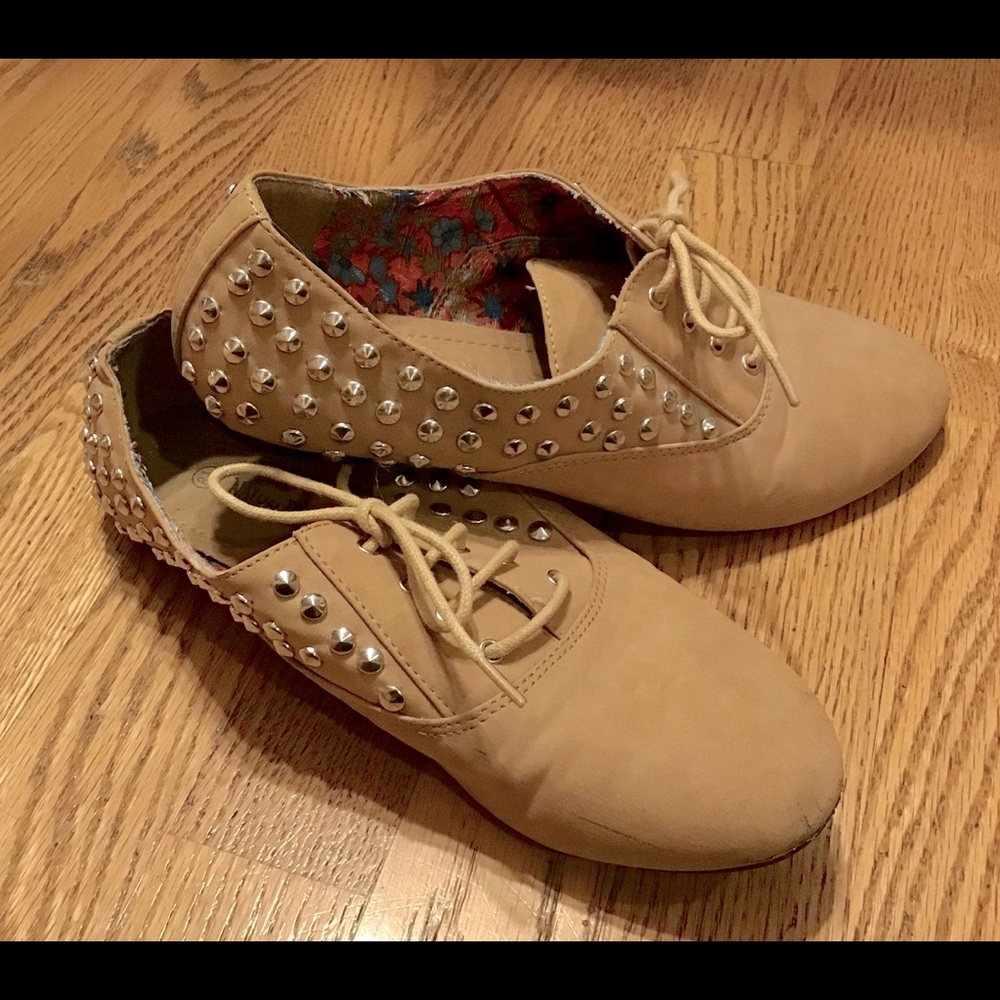 Studded tan leather short shoes.